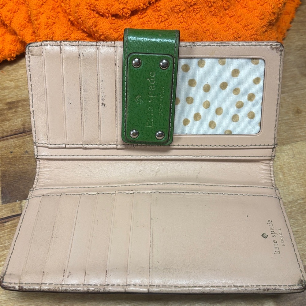 “” SOLD” 



Kate Spade Vibrant Green Wallet - Picture 6 of 13